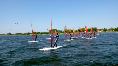 3 Tag im Kurs - jetzt funktioniert Das Surfen schon richtig gut. Beispiel eines Gruppenausfluges im Windsurfen