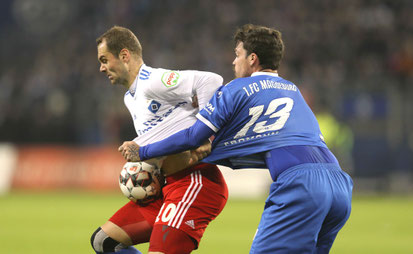 Packender Zweikampf: Pierre Lasogga (HSV) gegen Dennis Erdmann - Foto: BS