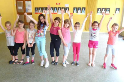 Les répétitions vont bon train pour ces jeunes danseuses.
