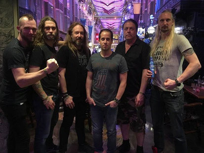 HammerFall mit Napalm Records Geschäftsführer Thomas Caser
