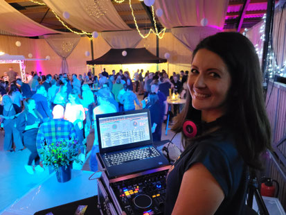 DJane Jutta Stoffels am DJ-Mixer bei einem Polterabend