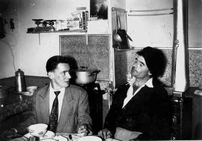 Nicolaï Greschny avec Jacques Boinais, un paroissien dans la cuisine du presbytère