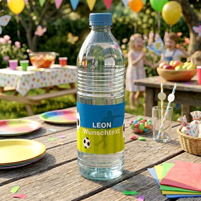 Flasche mit einer personalisierten selbstklebenden Flaschenbanderole mit Fußballmotiv für Alltag & Events