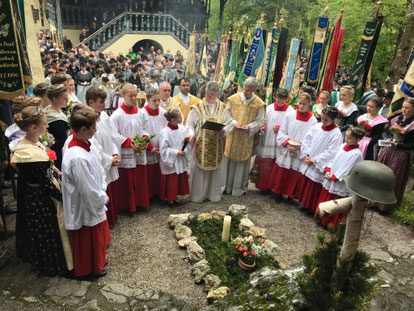 Der Altar und das Soldatengrab