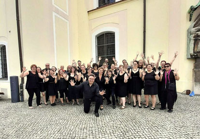 Gruppenfoto vom UGC mit erhobenen "Praise Hands" vor der Ev. Stadtkirche Sankt Nikolai in Forst