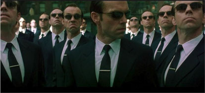 Exemple de support organique prédateur : l'agent Smith et ses répliques dans le film Matrix (1999) de Lana et Andy Wachowski