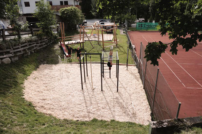 Der Lifesporthotel-Calestic-Park und ein Tennisplatz direkt vor der Haustüre für jung und alt. 