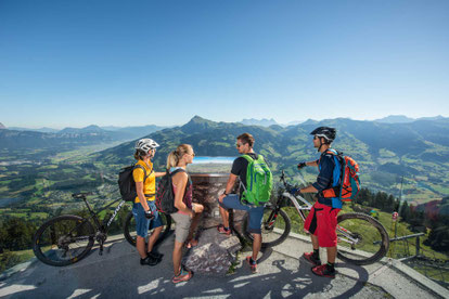 Die Montainbiker stehen vor der Panoramakarte um alles Wissenswerte zu erkunden. Das ist hier auf dieser Seite auch möglich.