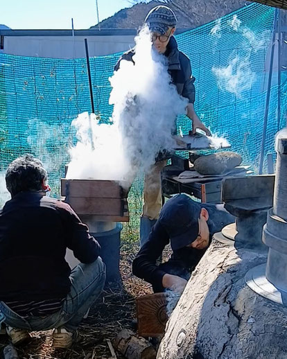 年末恒例のお餅つき。かまど大活躍