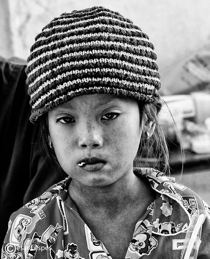 Un des visages les plus mystérieux, tout droit sorti d'un mangas, cette petite s'est faite arraché deux dents, elle n'a même pas cillé, pas un geste ni une plainte, impassible, comme vous pouvez le voir sur cette photo, vraiment troublante.