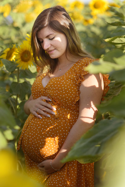 Mathilde Meunier, photo de grossesse à Vallet, champs de fleurs.