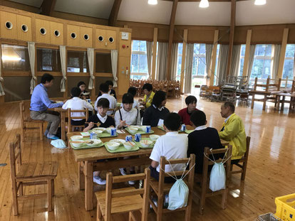学校給食の食事風景1