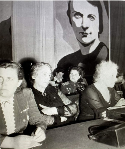 Nina Popova, déléguée soviétique (à gauche), La Pasionaria réprésentante des femmes de l'Espagne républicaine