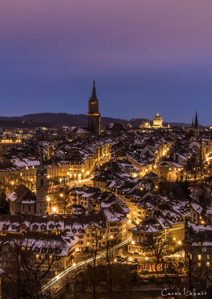 Nydeggkirche links unten, das Münster in der Mitte und das hell beleuchtet Bundeshaus rechts davon