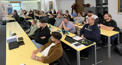 Überblick über den Seminarraum mit Teilnehmenden beim Projektstart in Linz