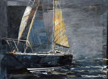 voilier bleu vu de la proue avec voiles jaunes sur mer bleutées grise
