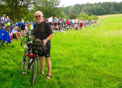 Claus am Rande einer Wasser-Pause in freier Landschaft