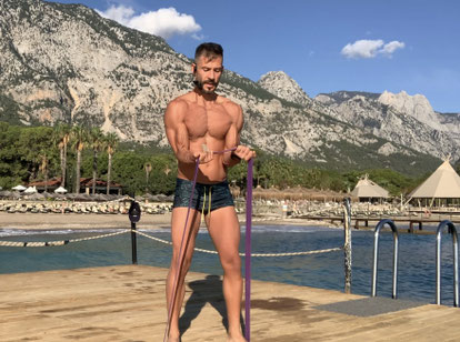 Beim Training im Ausland auf dem Steg bei den Videoaufnahmen für Fitnessübungen