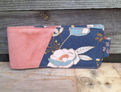 porte-chéquier horizontal pour femme - suédine vieux rose - tissu gris avec des fleurs - patte de fermeture - modèle unique - élégant et bohème