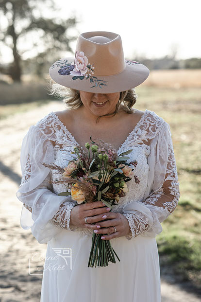 hoed beschilderd met de hand met bloemen