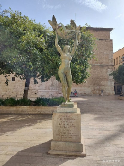 El Monumento a la Paz y la Concordia se encuentra ubicado en la Plaça de la Reinade Valencia, en la Ciutat Vella de València. Es una escultura de bronce erigida en noviembre de 1998 como homenaje a las víctimas del terrorismo.