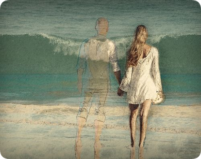 Frau läuft ins Meer mit imaginären Mann an der Hand - Was bedeutet Weiblichkeit