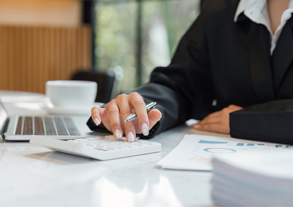 femme bureau avec des papiers