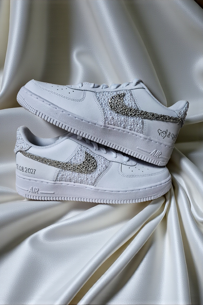parels en diamanten geplakt op nikes op de swoosh, niketeken