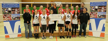 Strahlend nahmen die U18-Volleyballerinnen unter der Leitung von Trainer Maik Kutzer den Scheck von Claudia Schünemann entgegen.