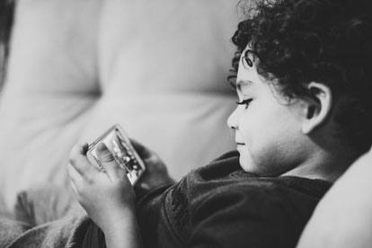 Eltern, Kinder, Familie, Kinder und digitale Medien; Kind und Handy; Smartphone; Corona Virus; glückliche Kinder, glückliche Familie, bewusste Eltern und Erziehung