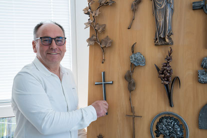 Rolf Bell mit einer Wand Grabschmuck