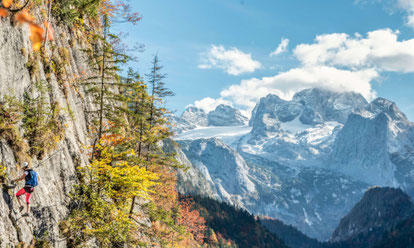 Blick auf den Dachstein-Gletscher im Salzkammergut mit steilen Felswänden und herbstlicher Berglandschaft