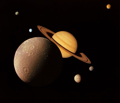 Fotomontage der größten Saturnmonde aus Bildern von Voyager 1 am 17. November 1980. Vorne zu sehen ist Dione, dahinter Saturn, rechts unten Mimas und Tethys, rechts oben Titan und links oben Rhea und Enceladus. © NASA/JPL