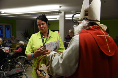 Altenpflegerin Ilona Burkhardt bekommt einen Schokoladen-Nikolaus geschenkt. © Theresa Meier