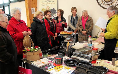 Les ateliers culinaires de Martine Le Jeune (à droite) ont attiré les visiteurs.
