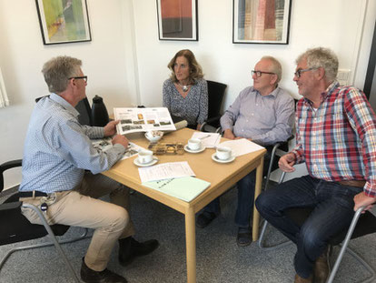 Heiko Bickel freut sich über die Mitarbeit von Gudrun Kienzle, Roland Metz und Bernd Seipel (Rektor a.D.).