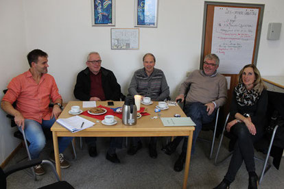 Haben sich über alte Zeiten an der Goldbachschule ausgetauscht: v.L. Markus Sahm, Roland Metz, Udo Schwehn, Bernd Seipel und Gudrun Kienzle. Foto: Heiko Bickel