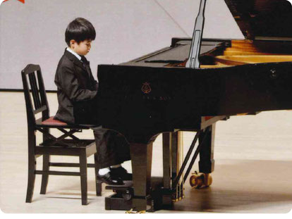 【写真】小学生男子さんのピアノ発表会の様子｜音楽教室スタジアス