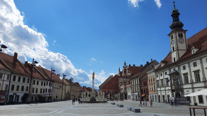 Zentraler Platz mit Engelsstatue und Rathaus