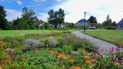 Weitläufige Grünflächen im Tivoli-Park am Rande der Stadt