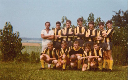 Die Jugendmannschaft des SV Kirchanschöring mit Bernhard Dürnberger