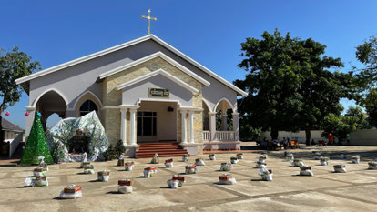 Église de Po Thom : tout est prêt pour accueillir les 70 familles pauvres que nous aidons en ce dimanche de la Sainte Famille.