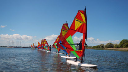 Grundkurs Windsurfen - am 4 Tag seit ihr Fahrtechnisch so weit, verschiedenste Ziel mit dem Surfbrett zu erreichen - z.B. sauber in einer Reihe fahren... 