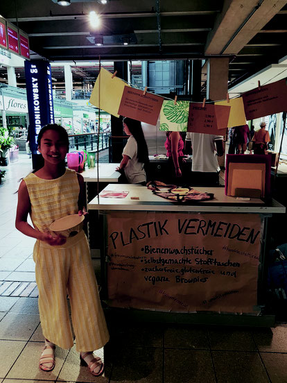 Lya vor ihrem Verkaufsstand, Futurepreneur
