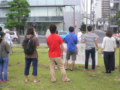 県庁前広場にて行われた集会にて