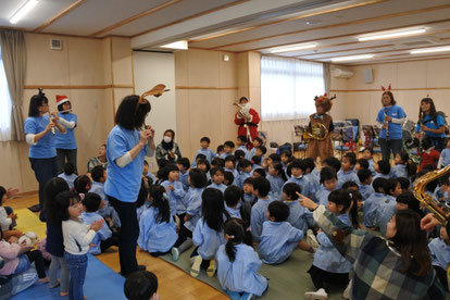 間近で聞く楽器の音に興味津々!