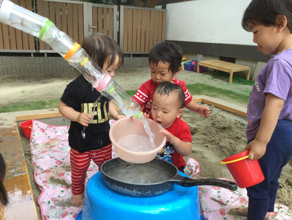 水遊び気持ち良くて楽しいな〜