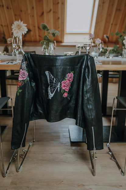 leren jasje met vlinder en rozen, hang je jasje over de stoel, your wedding jacket