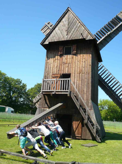Goldbachschüler drehen in Polen eine alte Bockwindmühle aus dem Jahre 1603 in den Wind.