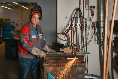 Werbefotografie im Handwerks- und Industriebereich, Mitarbeiter bei der Arbeit im Produktionsumfeld in Villach